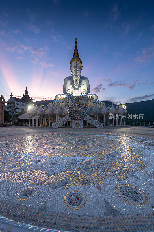 在泰国北部最受欢迎的旅游景点Wat Prathat Phasornkaew Petchabun省的佛像安装黄昏风景垂直视图